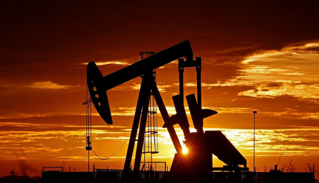 Preços do petróleo pairam abaixo de máximas recentes