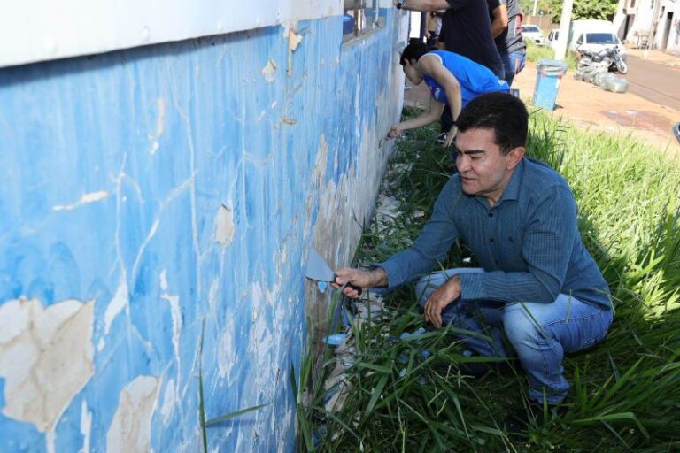 Prefeito Marçal Filho e a primeira-dama, Patrícia Oliveira durante revitalização no posto de saúde (Foto: A. Frota).