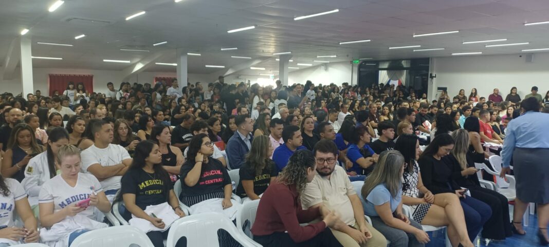 Auditório totalmente lotado. 1,5 mil novos futuros médicos!