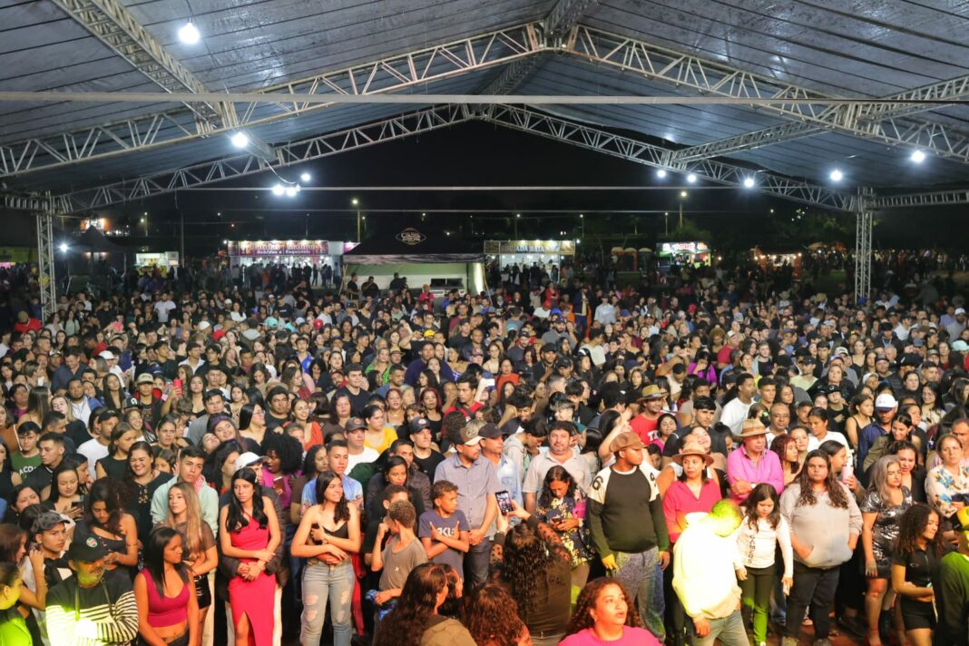 Milhares de pessoas lotaram a área de shows do Parque Antenor Martins na terceira noite da Festa da Páscoa de Dourados. Foto: A. Frota.
