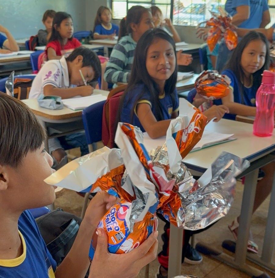 Os estudantes da Rede Municipal na Reserva Indígena de Dourados receberam os ovos de Páscoa em uma ação marcada por solidariedade e alegria (Foto: Divulgação/Assecom).