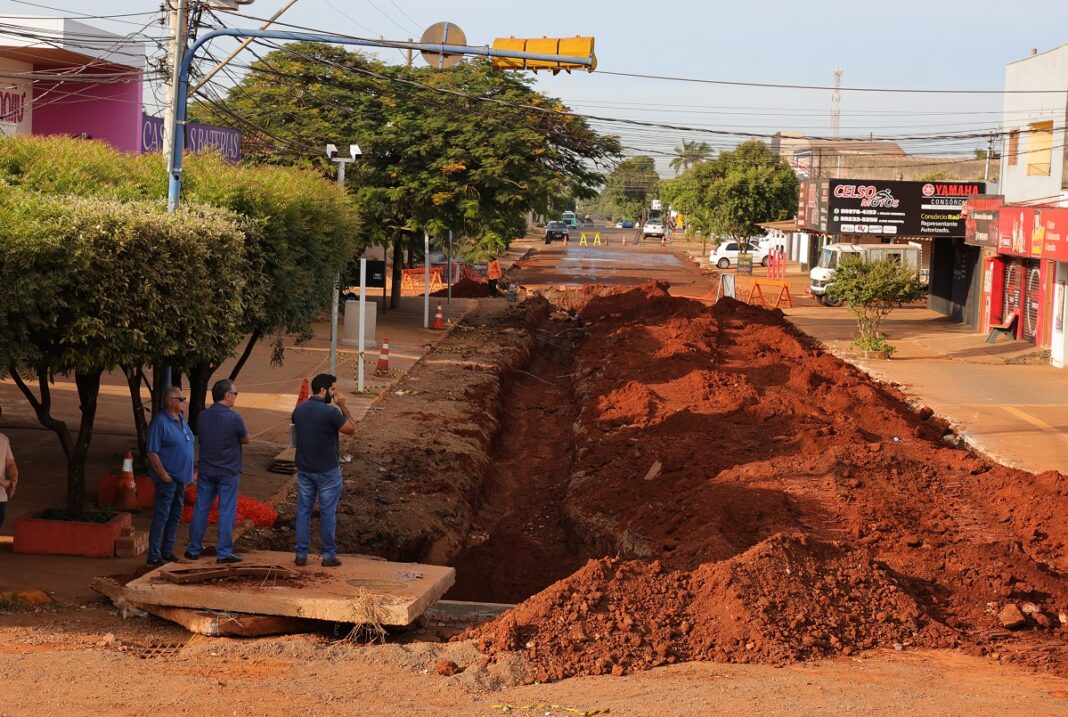 Escavações foram realizadas em trecho da rua Bela Vista para a inserção de galeria de água Pluvial – Fotos: A.Frota.