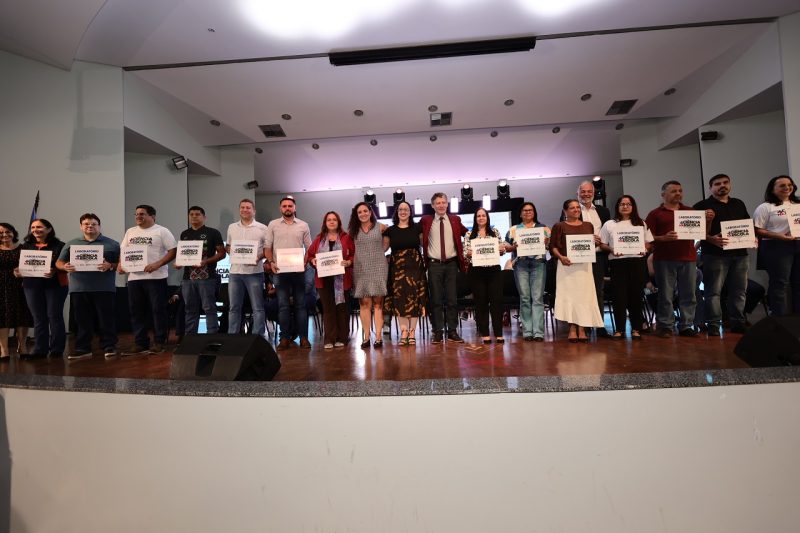 Diretores de escolas exibem certificado de parceria do Mais Ciência com o Governo Federal.