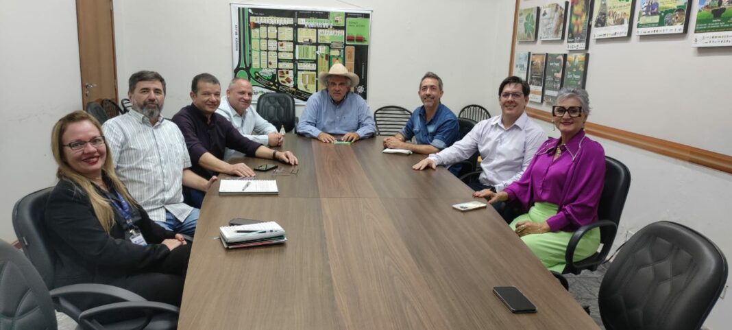 A advogada Edna Regina Alvarenga Bonelli durante reunião que definiu a programação do 8º Ciclo de Palestras “Direito & Agronegócio” na Expoagro (Foto: Divulgação).