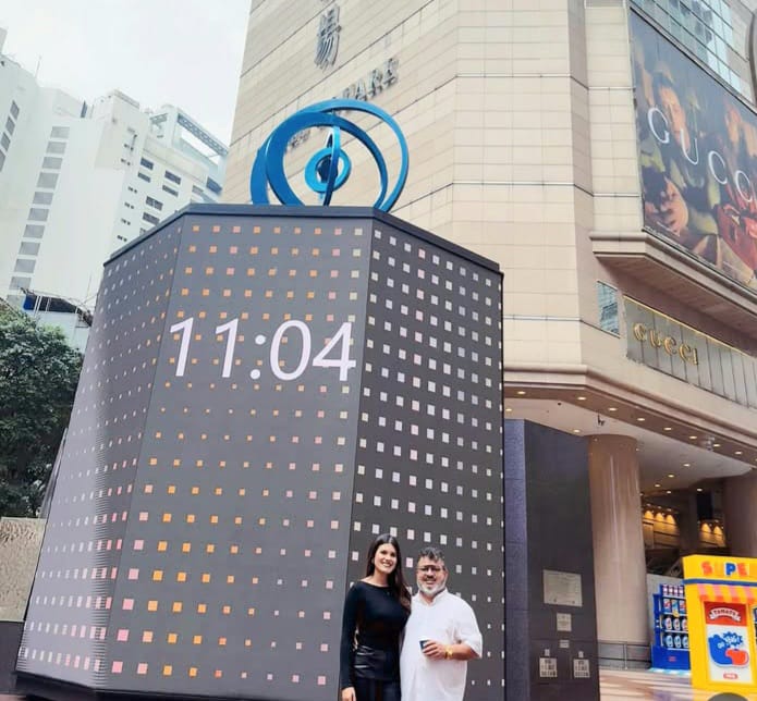 Carlos, ao lado da esposa Izabela, está na China desde segunda, 05 (Foto divulgação)