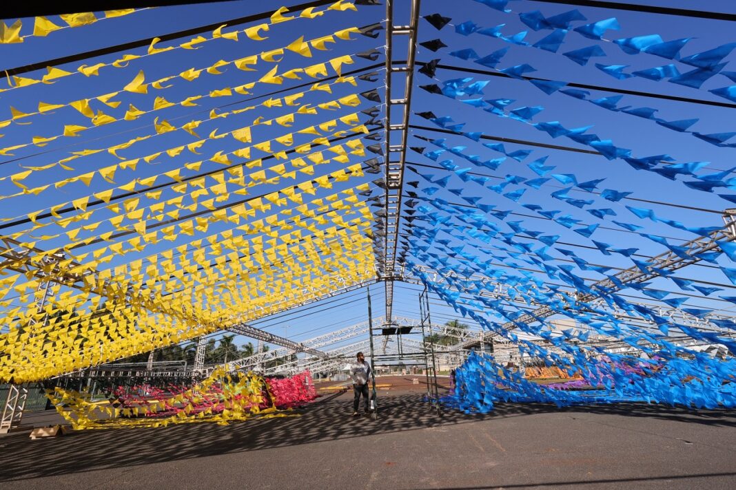 Montagem da estrutura de palco e de estandes da festa Junina segue para a etapa final – Fotos: A. Frota.