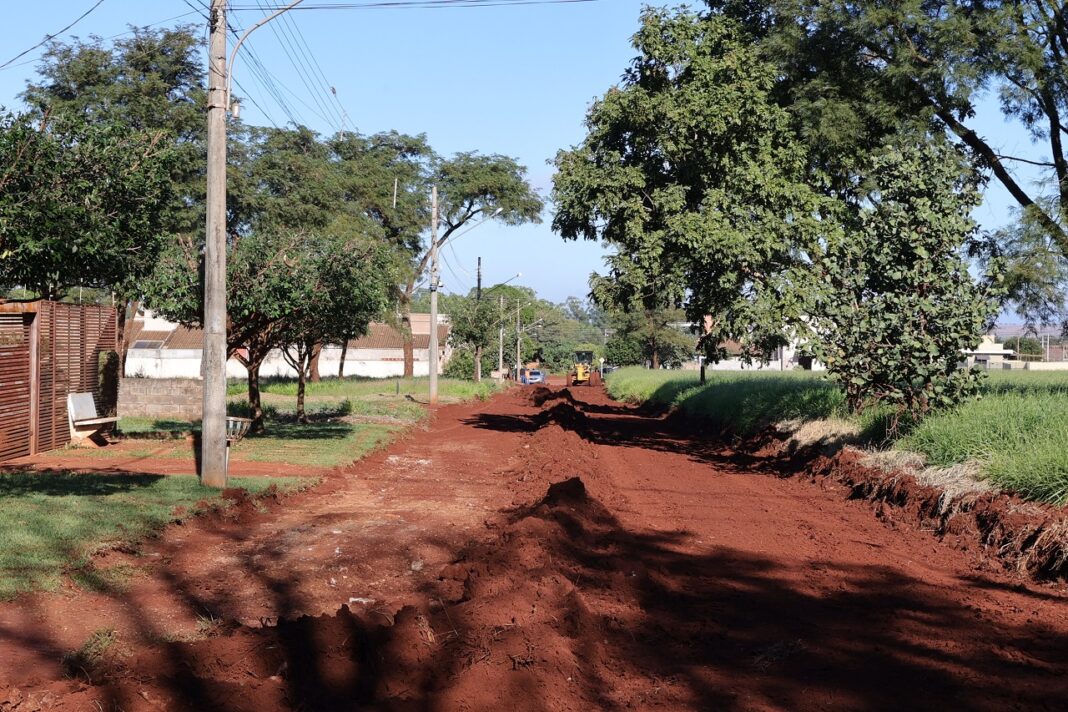 A nova etapa de asfalto no jardim das Primaveras tem previsão de conclusão em dois meses – Fotos: A. Frota