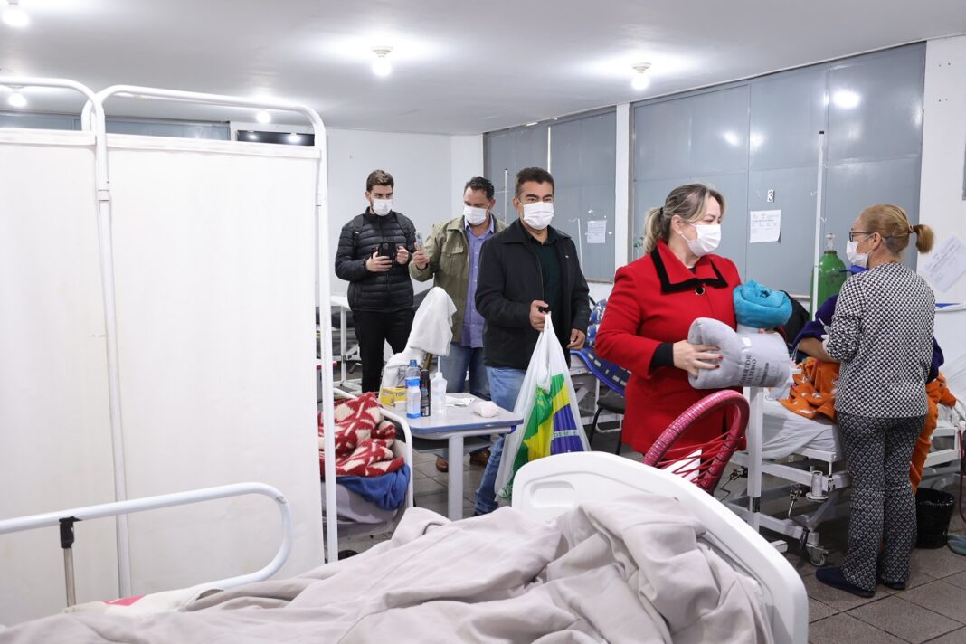 Prefeito Marçal Filho esteve no Hospital da Vida para entregar cobertores nas enfermarias – Foto: A. Frota.