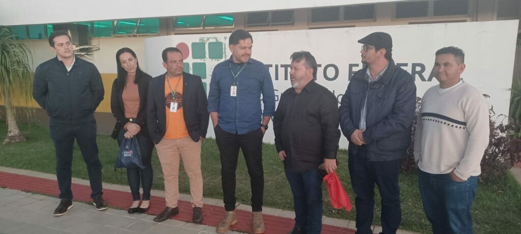 Carlos Bernardo, líder da UCP-PJC, realizou uma visita técnica ao campus do IFMS em Ponta Porã e promoveu o estabelecimento de parcerias Carlos Bernardo, líder da UCP-PJC, realizou uma visita técnica ao campus do IFMS em Ponta Porã e promoveu o estabelecimento de parcerias
