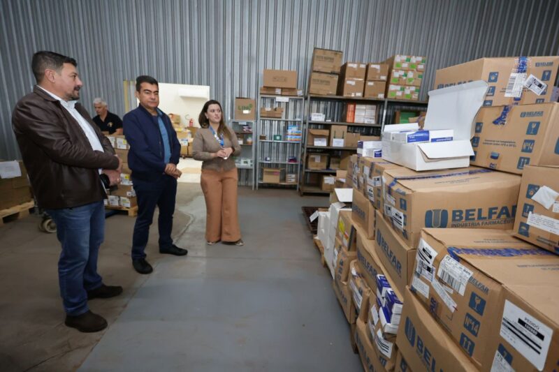 Prefeito Marçal Filho ao lado do secretário Márcio Figueiredo e da coordenadora de assistência farmacêutica, Carolina Queiroz. Foto: A. Frota