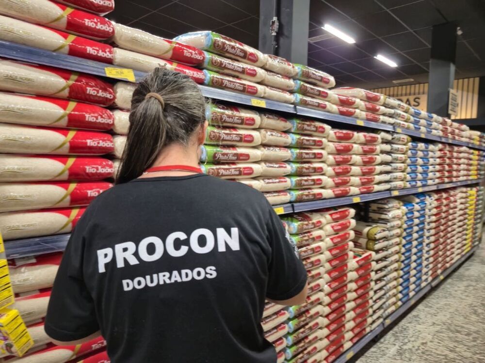 Procon durante fiscalização em Dourados (Foto: Reprodução).