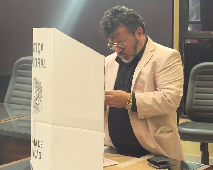 Carlos Bernardo votou nas eleições internas do PT em Ponta Porã. (Foto divulgação).