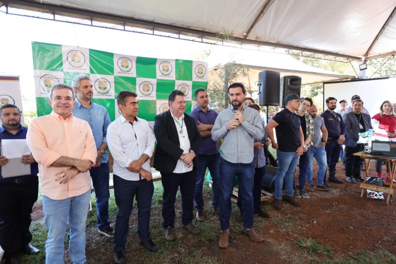 Prefeito Marçal Filho esteve reunido com autoridades federais, estaduais e produtores na Associação dos Produtores Rurais da Agricultura Familiar do Guassuzinho e comemorou a força da produção de alimentos no município.