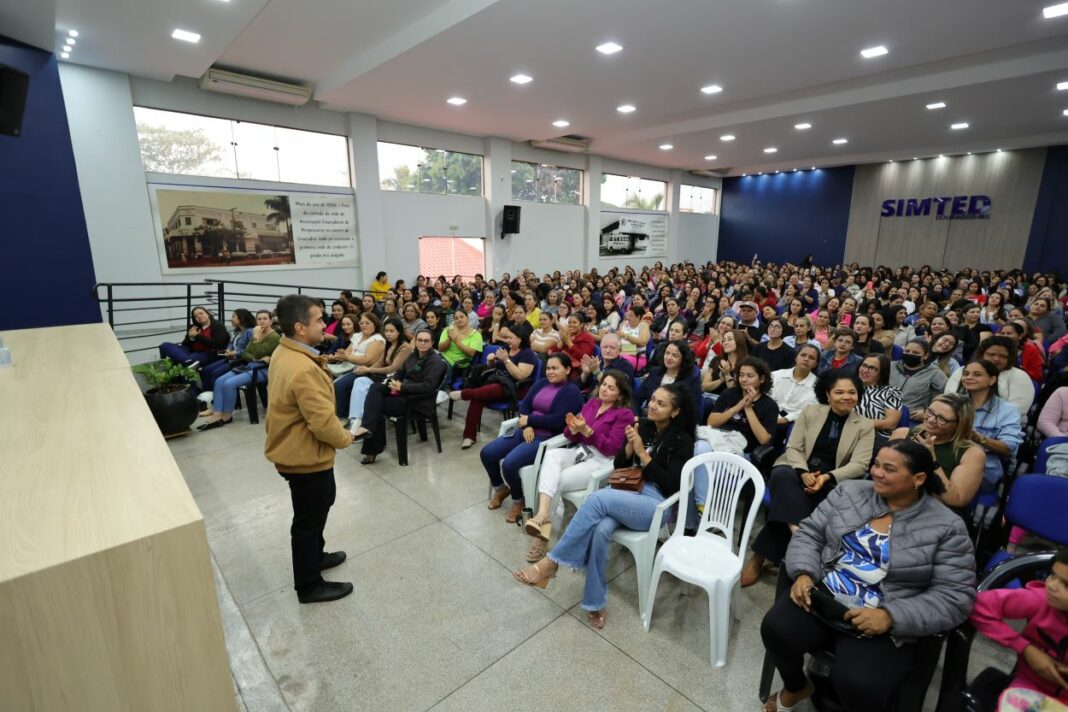Funcionários dos Ceims participam de formação continuada promovida pela Prefeitura de Dourados, por meio da Secretaria Municipal de Educação. Foto: A. Frota. Funcionários dos Ceims participam de formação continuada promovida pela Prefeitura de Dourados, por meio da Secretaria Municipal de Educação. Foto: A. Frota.