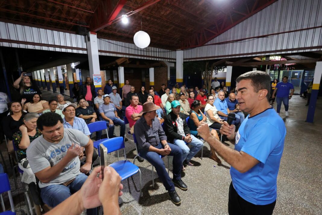 Prefeito Marçal Filho discursa durante entrega de títulos de propriedade para mais 75 famílias na noite de quarta-feira. Fotos: A. Frota.