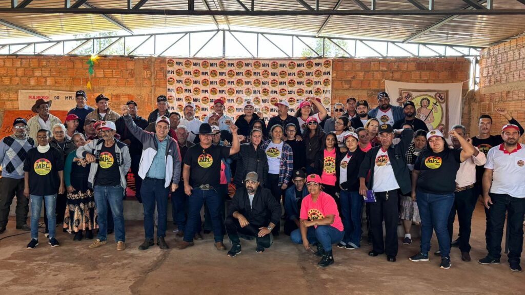 Carlos Bernardo prestigia reunião no acampamento “Zumbi dos Palmares” na capital Carlos Bernardo prestigia reunião no acampamento “Zumbi dos Palmares” na capital