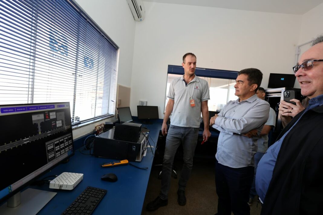 Prefeito Marçal Filho e secretário Luís Roberto Martins acompanharam os trabalhos de finalização da instalação da sala IPTA. Foto: A. Frota.