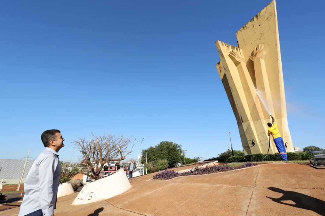 Prefeito Marçal Filho vistoria início dos trabalhos de revitalização do Monumento ao Coluno, a Mão do Braz. Fotos: A. Frota