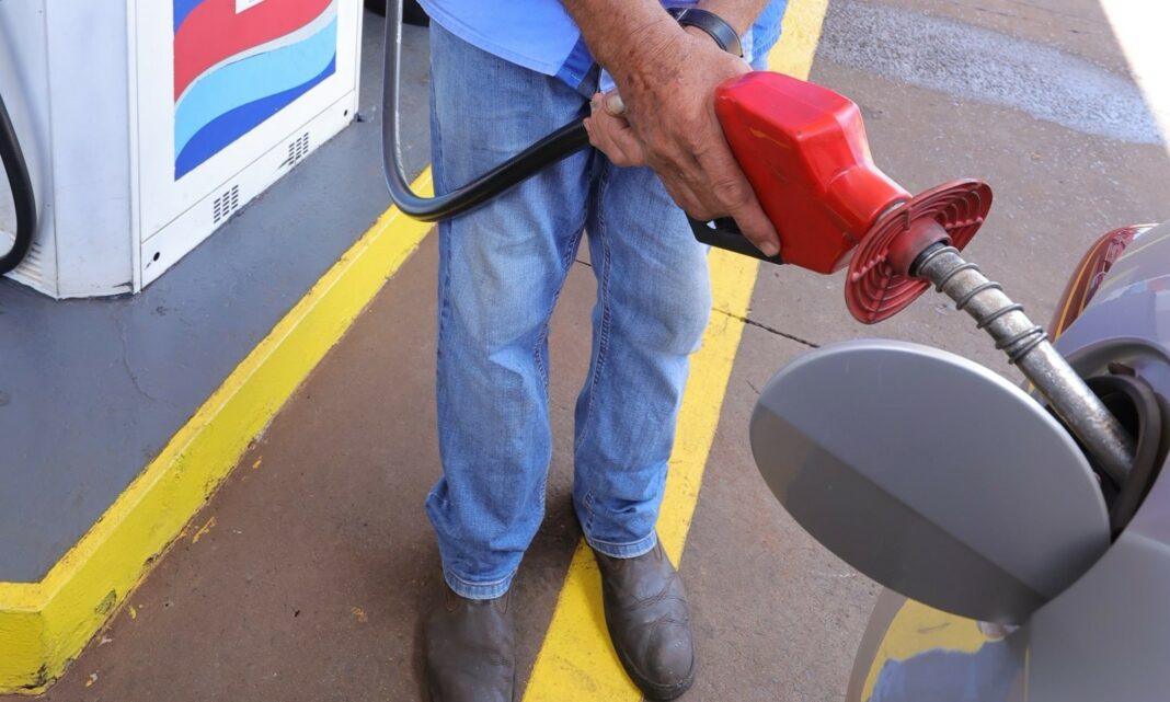 A diferença entre o menor preço encontrado na gasolina comum e o maior preço é de 3,23%- Fotos: Arquivo/ Assecom.