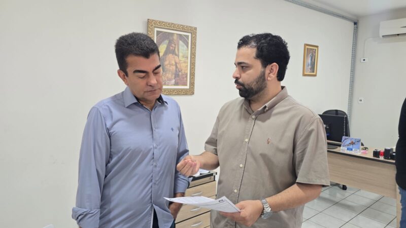 Prefeito Marçal Filho e secretário de Habitação Eder Felipe durante ato de assinatura de lei que garante benefícios a moradores de casas populares em dívidas com o município – Foto: Assecom.