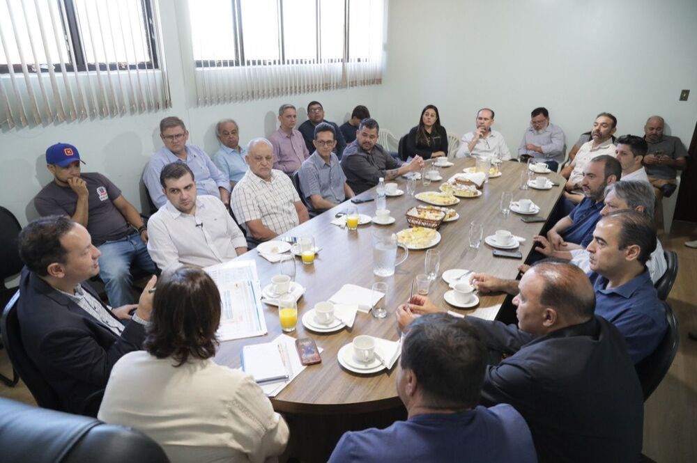 Walter Carneiro Júnior fala em reunião na prefeitura de Mundo Novo. Foto: Divulgação).