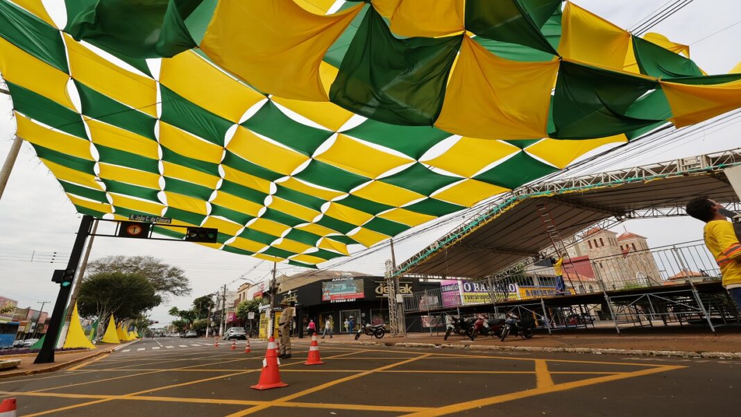 Palco está montado e a avenida Marcelino Pires está decorada com as cores do país para o desfile de 7 de Setembro, no domingo – Fotos: A.Frota Palco está montado e a avenida Marcelino Pires está decorada com as cores do país para o desfile de 7 de Setembro, no domingo – Fotos: A.Frota