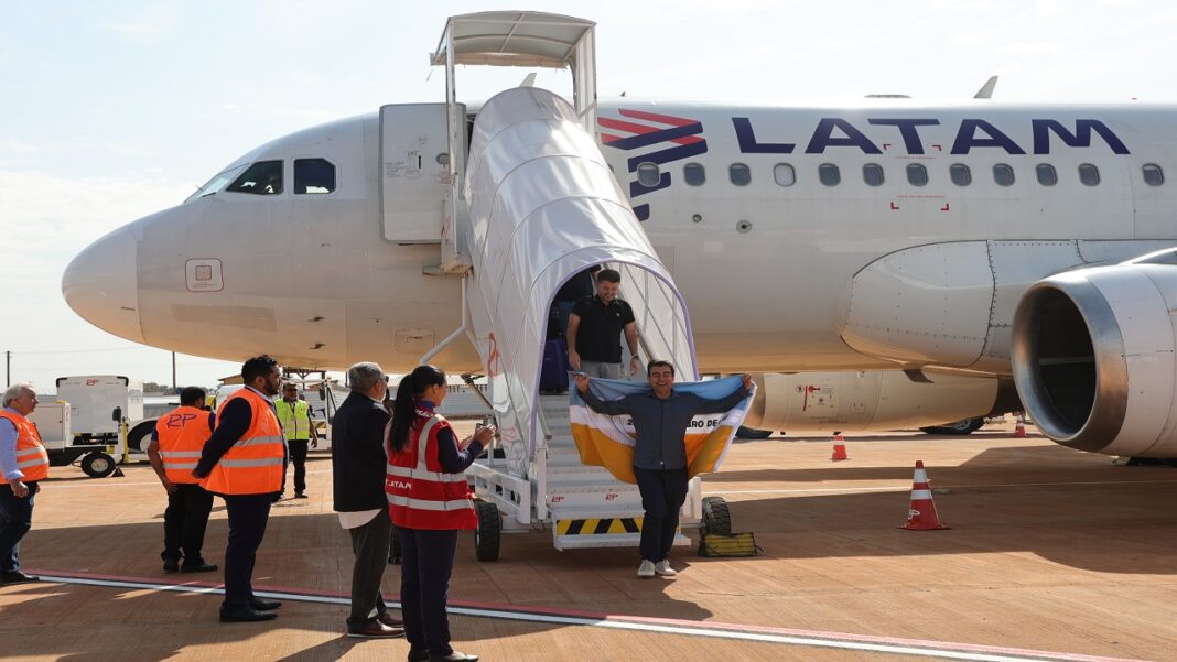 Prefeito desembarcou da aeronave emocionado com a bandeira de Dourados envolta nas costas – Fotos: A. Frota.