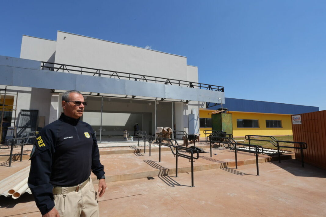 Chefe da PRF, inspetor Waldir Brasil, mostra andamento da obra que deve projetar Dourados com ainda mais força na segurança pública- Fotos: A. Frota.