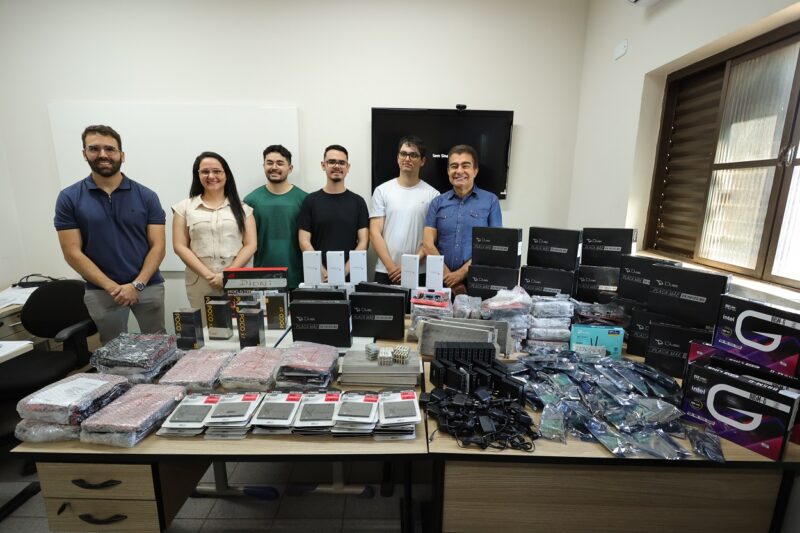 Prefeito e secretária de Fazenda, Suelen Nunes fizeram a entrega de equipamentos que vão revolucionar serviço prestado na Central de Atendimento ao Cidadão.