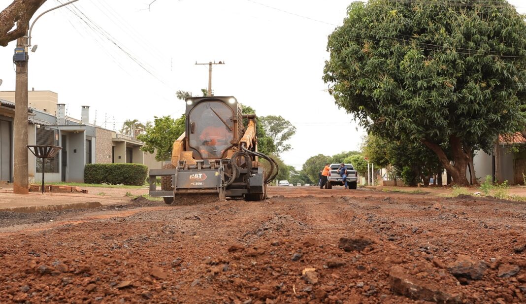 Nos pontos mais críticos, as equipes realizam cortes e ranhuras no asfalto antigo, para ser substituído por um novo – Foto: A. Frota.