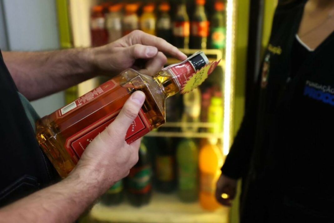 A Coordenadoria Estadual de Vigilância Sanitária divulgou nota reforçando que consumidores devem comprar apenas bebidas de marcas conhecidas, com rótulo e lacre originais – Foto: Divulgação.