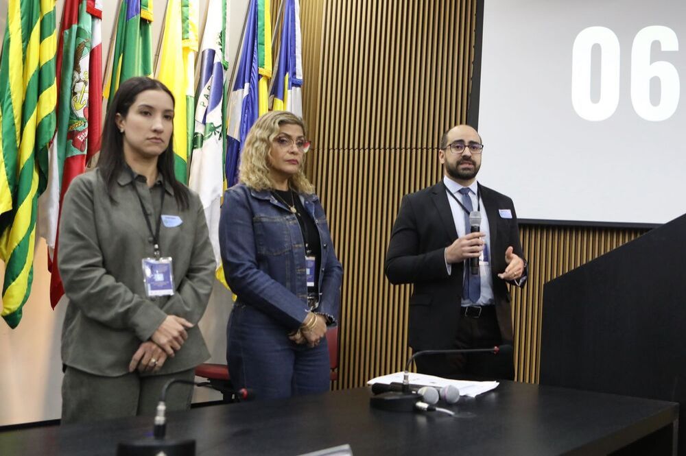 A delegada Ana Luiza Noriler da Silva Carneiro (à esquerda), durante o evento. (Foto: Divulgação).