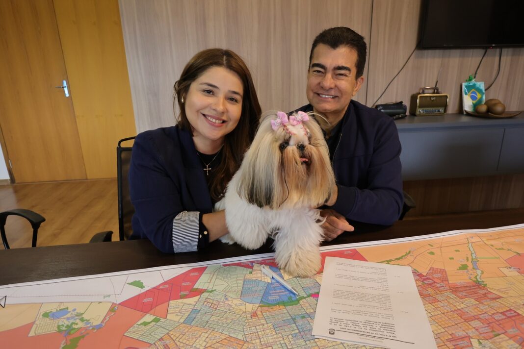 Prefeito Marçal Filho sancionou lei acompanhado da vereadora Karla Gomes, autora do projeto, e da cachorrinha Lili – Foto: A. Frota.