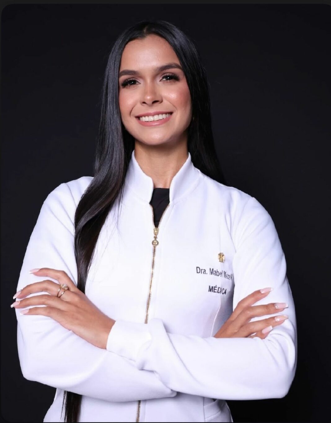 Francisca Mabel Meza Nuñez, 24 anos, celebra aprovação no Revalida.