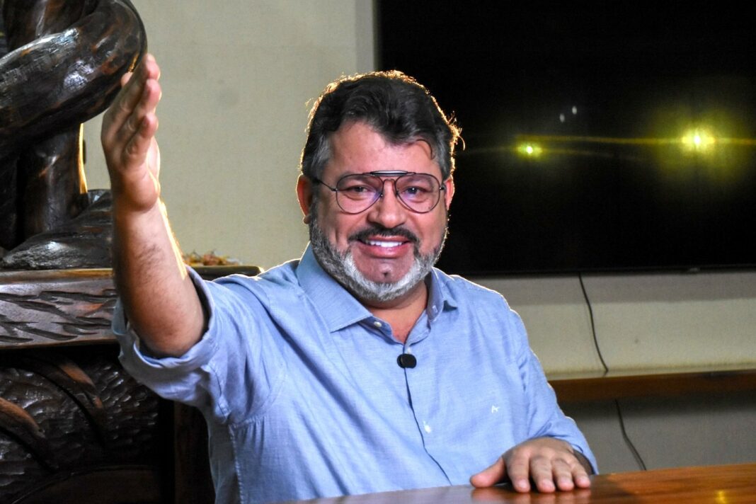 Carlos Bernardo deixou de ser apenas uma promessa regional e entrou no radar estadual como uma das principais novidades das eleições de 2026 em Mato Grosso do Sul.