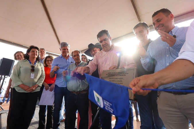 Governador Eduardo Riedel e o diretor-presidente da Sanesul, Renato Marcílio, inauguram as obras em Ivinhema.