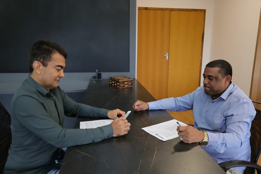 Prefeito Marçal Filho assina Projeto de Lei que será encaminhado à Câmara Municipal para criação de cargos e chamamento dos profissionais de apoio em Educação Especial. Foto: A. Frota.