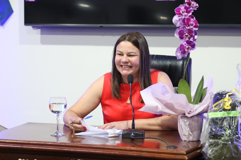 A vereadora Ana Paula Benitez Fernandes durante a sessão solene em homenagem aos diretores da Rede Municipal de Ensino, na Câmara de Dourados.