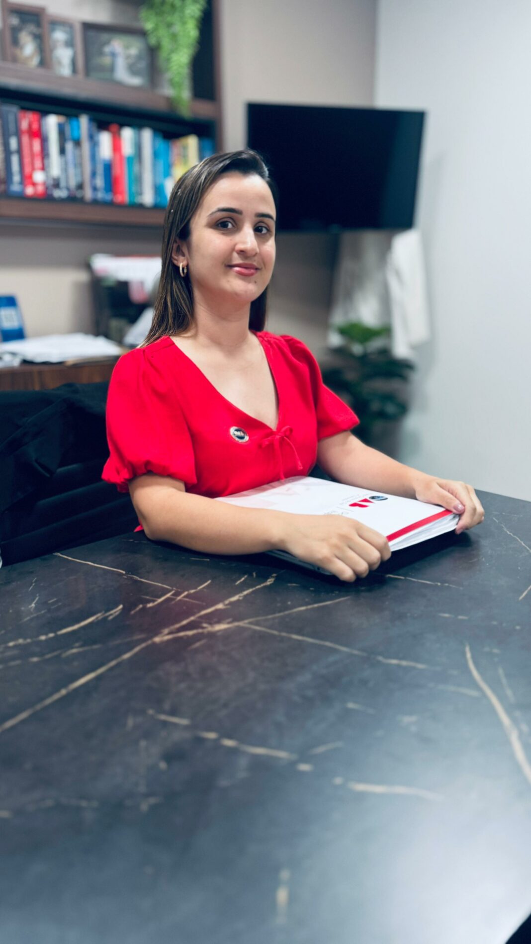 Legenda - A diretora-tesoureira da 4ª Subseção da Ordem dos Advogados do Brasil (OAB) Dourados e Itaporã, Andreza Miranda Vieira, alerta para o prazo final dos descontos (Foto: Divulgação).