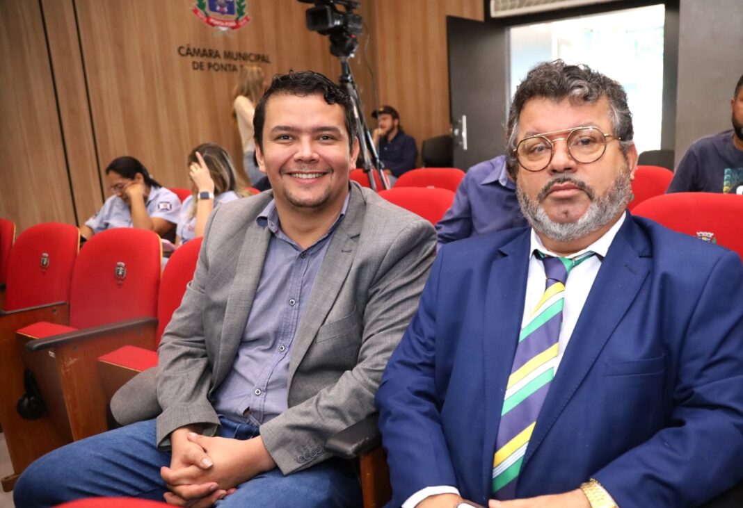 Carlos Bernardo com o vereador Edinho Quintana (PT), no plenário do Legislativo de Ponta Porã