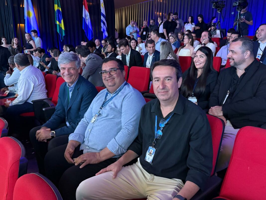 Renato Marcílio, Madson Valente (diretor Comercial e de Operações) e Célio Poveda Filho (gerente regional em Ponta Porã) durante o evento.