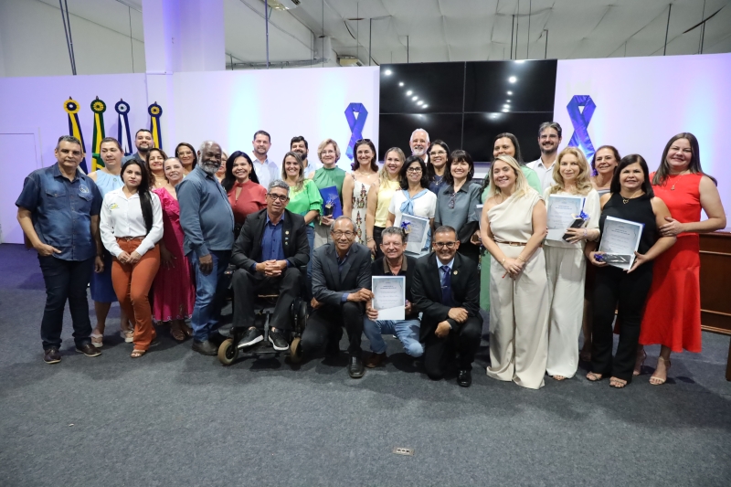 Ana Paula homenageia diretores escolares em sessão solene da Câmara de Dourados