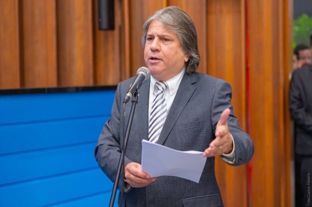 Caravina usa microfone de apartes da Assembleia. (Foto: Alems).