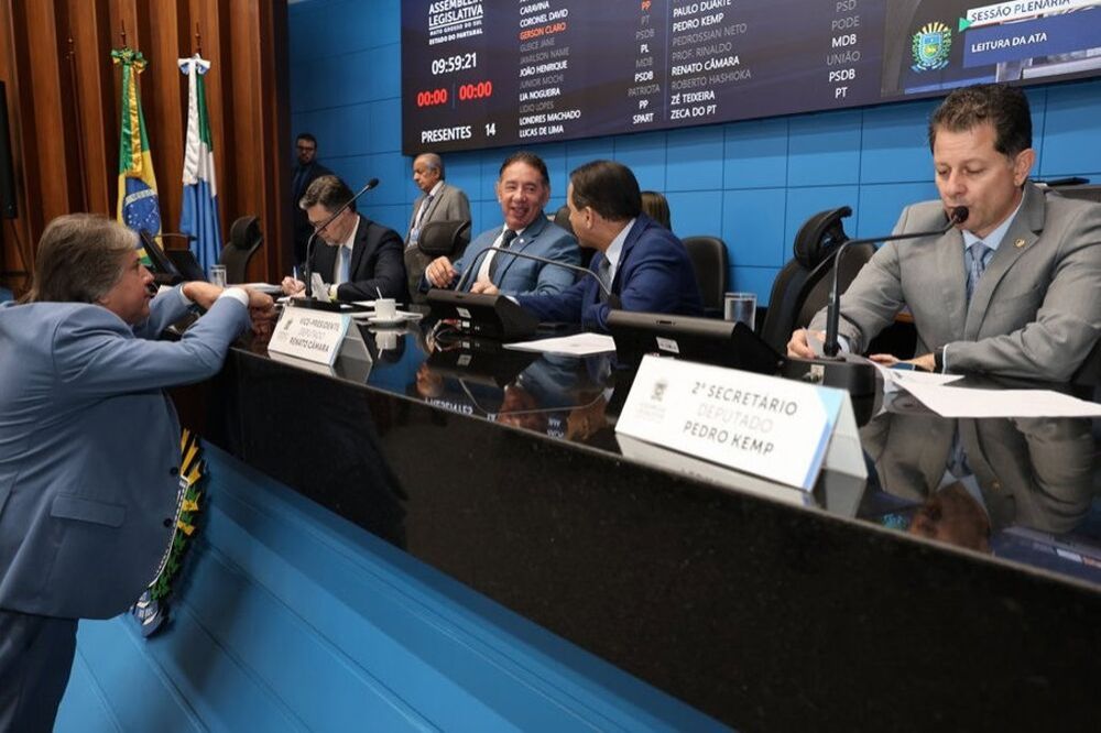Deputados estaduais durante a sessão desta quinta-feira. (Foto: Alems)
