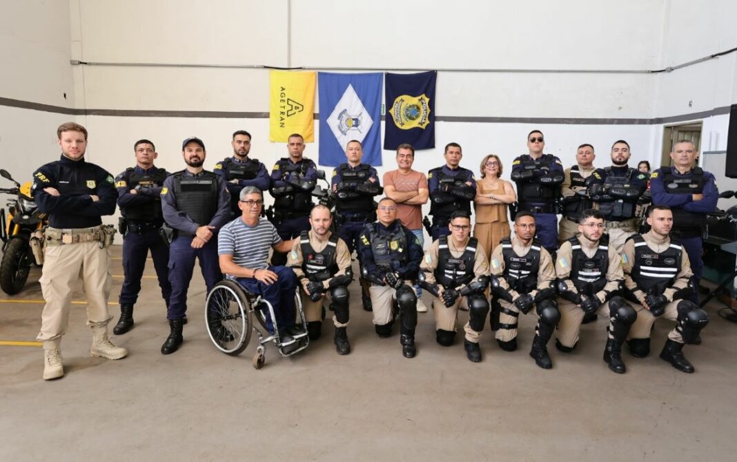 Após concluírem todas as etapas do curso, servidores recebem o certificado de Batedor. Fotos: A. Frota