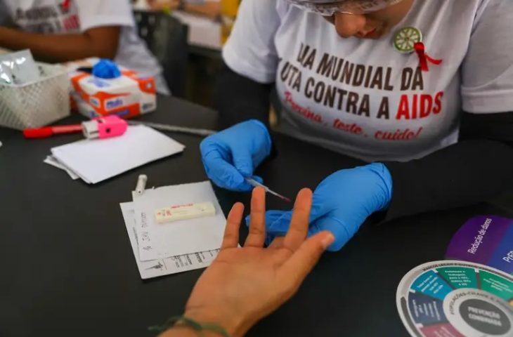 Dezembro Vermelho reforça prevenção combinada, testagem e cuidado contínuo às pessoas vivendo com HIV/AIDS em MS