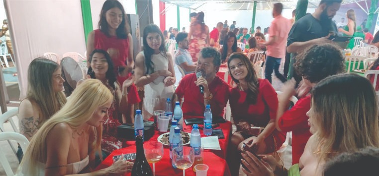 CEO Carlos Bernardo ao lado de universitários durante a tradicional festa natalina promovida com apoio da UCP em Pedro Juan Caballero.