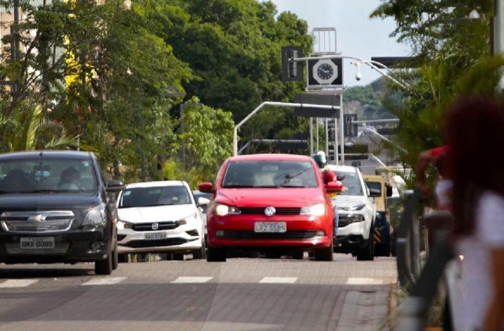 Carros em rua da Capital (Foto: Saul Schramm/Secom/Arquivo)