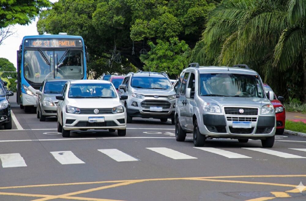 Veículos em avenida da Capital (Foto: Rachid Waqued)
