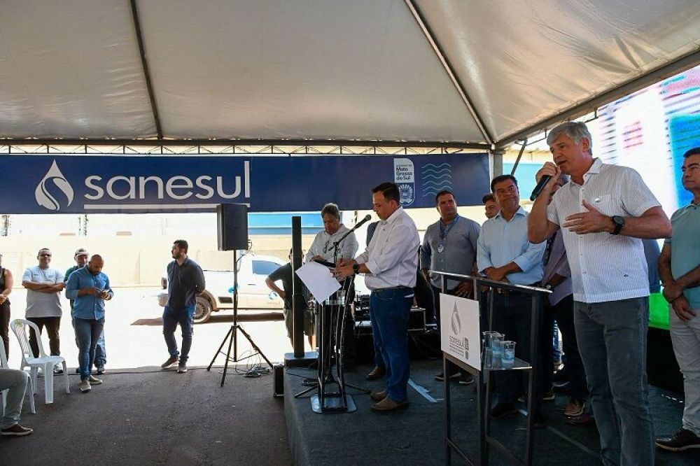 O diretor-presidente da Sanesul, Renato Marcílio, fala durante o ato em Dourados. (Foto: Divulgação)